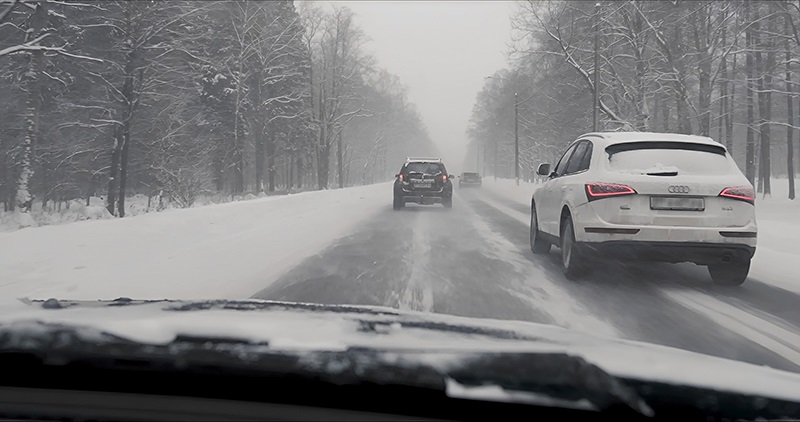 雨雪天氣降速行駛